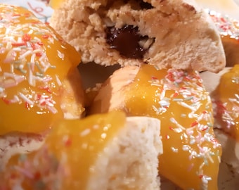 Orangenkeks gefüllt mit Schokolade und Mandeln und Topping mit Orangen-Riesenkeksrezept-Gefüllte Kekse-Gourmet-Kekse-Hausgemachte Kekse