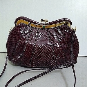 Cartera de mano vintage de los años 80 con marco de joyas y piel de lagarto color burdeos de Judith LieberPor BlessedJunk