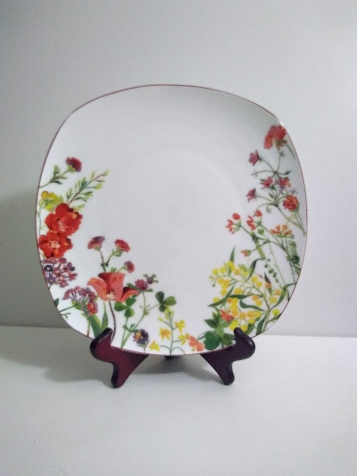 One Plate  Red Garden WILDFLOWERS  Square DINNER Plate  10 3/8 "
