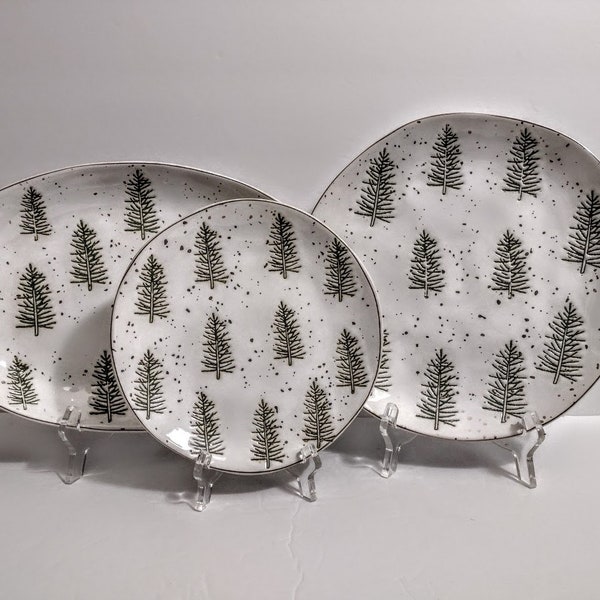 Une assiette en relief, sapins de Noël, hiver, or, neige, tranquillité, assiette à dîner de l'atelier de potier, assiette à salade de 10 po. 7,5 po. ou assiette de service