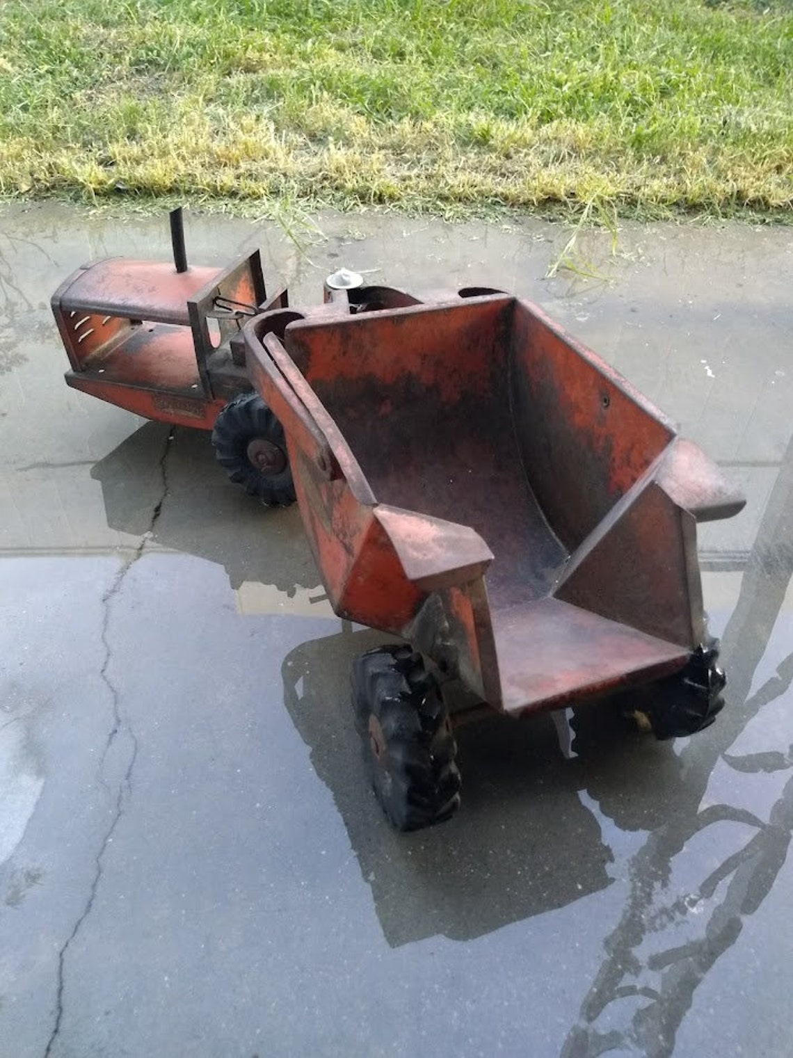 Camion robuste vintage années 1950 prêt à mélanger béton acier pressé