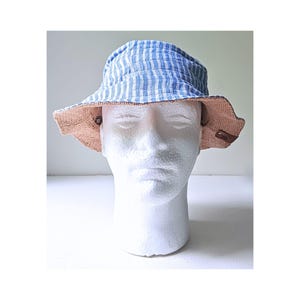 Jugend Teen Wende-Eimer-Hut Blau Weiß Nadelstreifen | Upcycled Jute & Baumwolle | Handgemachtes Sommer Geschenk | Umweltfreundlicher Strand Unisex