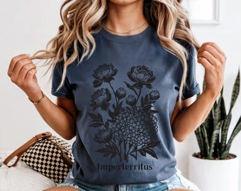 Camiseta Emma M Lion Imperterritus Linocut Floral T-shirt Dark Academia Undaunted Book Club Gift