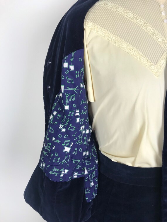1950s 50s Blue velvet suit with novelty print lin… - image 8