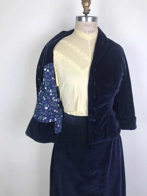 1950s 50s Blue velvet suit with novelty print lin… - image 5