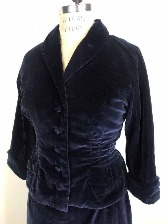 1950s 50s Blue velvet suit with novelty print lin… - image 6
