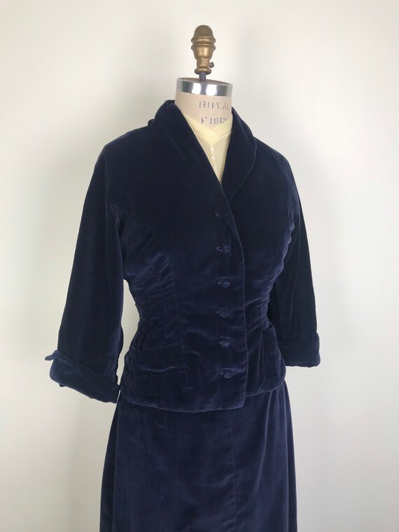 1950s 50s Blue velvet suit with novelty print lin… - image 7