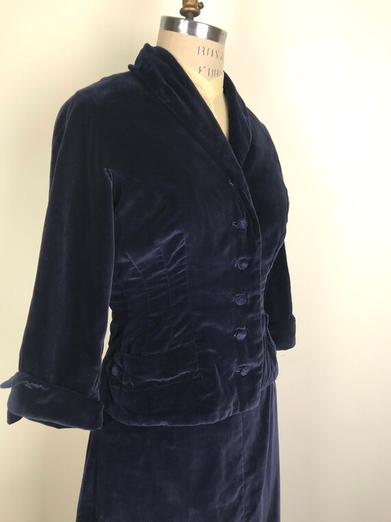 1950s 50s Blue velvet suit with novelty print lin… - image 3