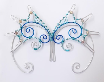 Pendientes de dragón hechos a mano con alambre envuelto en verde, azul y plateado, tejido de alambre, pendientes en espiral, orejas de criaturas, LARP, joyería de fantasía