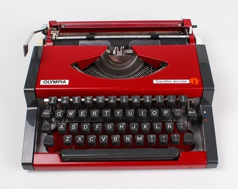 VERKAUF! - Olympia Traveller De Luxe Cherry Red Schreibmaschine, Vintage, professionell gewartet