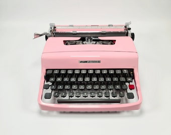 Macchina da scrivere in edizione limitata Lettera 32 Flamingo rosa, vintage, ottime condizioni, portatile manuale, revisionata professionalmente da Typewriter.Company