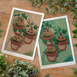 Peut inclure: Deux illustrations d'un groupe de cinq plantes en pot avec des visages souriants. Les plantes sont vertes et brunes avec un pot brun clair. Le texte sur les pots indique "Black Owl Studio -  Mandrake Collection". L'arrière-plan est un motif vert et brun.