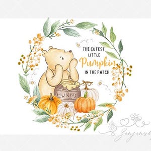 Könnte beinhalten: Aquarell-Illustration mit Winnie Puuh mit einem Honigtopf, Kürbissen und dem Text "The Cutest Little Pumpkin in the Patch". Das Design ist von einem floralen Kranz mit grünen Blättern und orangefarbenen Blüten umgeben.
