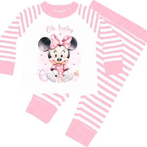 K&ouml;nnte beinhalten: Rosa-wei&szlig; gestreifter Schlafanzug mit Minnie Mouse-Motiv. Das Oberteil hat lange &Auml;rmel und den Schriftzug "Oh baby". Die Schlafanzughose ist ebenfalls rosa-wei&szlig; gestreift. Das Minnie Mouse-Motiv zeigt eine rosa Schleife und eine Babyflasche.