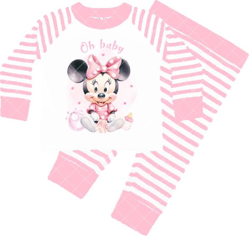 K&ouml;nnte beinhalten: Rosa-wei&szlig; gestreifter Schlafanzug mit Minnie Mouse-Motiv. Das Oberteil hat lange &Auml;rmel und den Schriftzug "Oh baby". Die Schlafanzughose ist ebenfalls rosa-wei&szlig; gestreift. Das Minnie Mouse-Motiv zeigt eine rosa Schleife und eine Babyflasche.