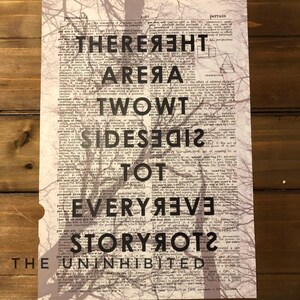 Puede incluir: Impresión tipográfica en blanco y negro con el texto "There are a two sides to every story" superpuesto sobre una imagen descolorida de ramas de árboles. El texto está en negrita, fuente sin serifas.