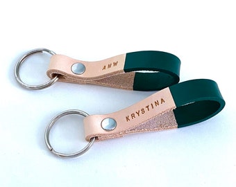 Aangepaste donkergroene lederen sleutelhanger, gepersonaliseerde lederen sleutelhanger, monogram, coördinaten sleutelhanger, verjaardag huwelijkscadeau, vrouwen mannen sleutel