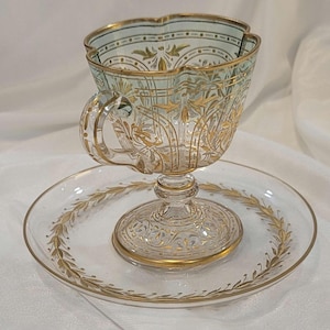 Tazza da tè e piattino in vetro antico