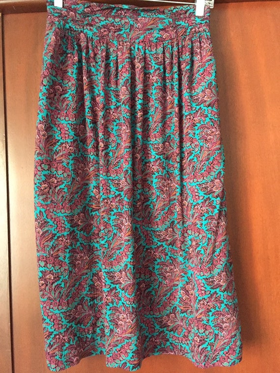 Floral print 80s skirt.