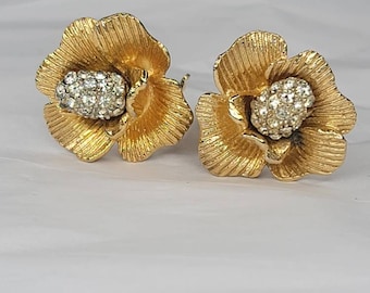 Flor con pedrería
