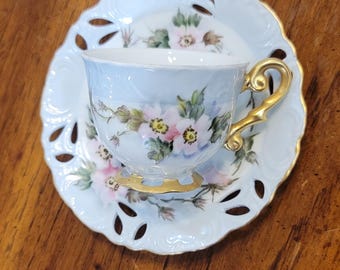 Taza y plato decorativos para té