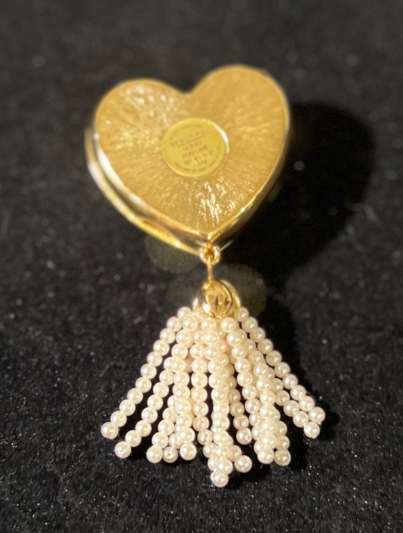 Coffret de parfum solide signé Estée Lauder vintage avec ton doré et pompon en perles synthétiques image 3