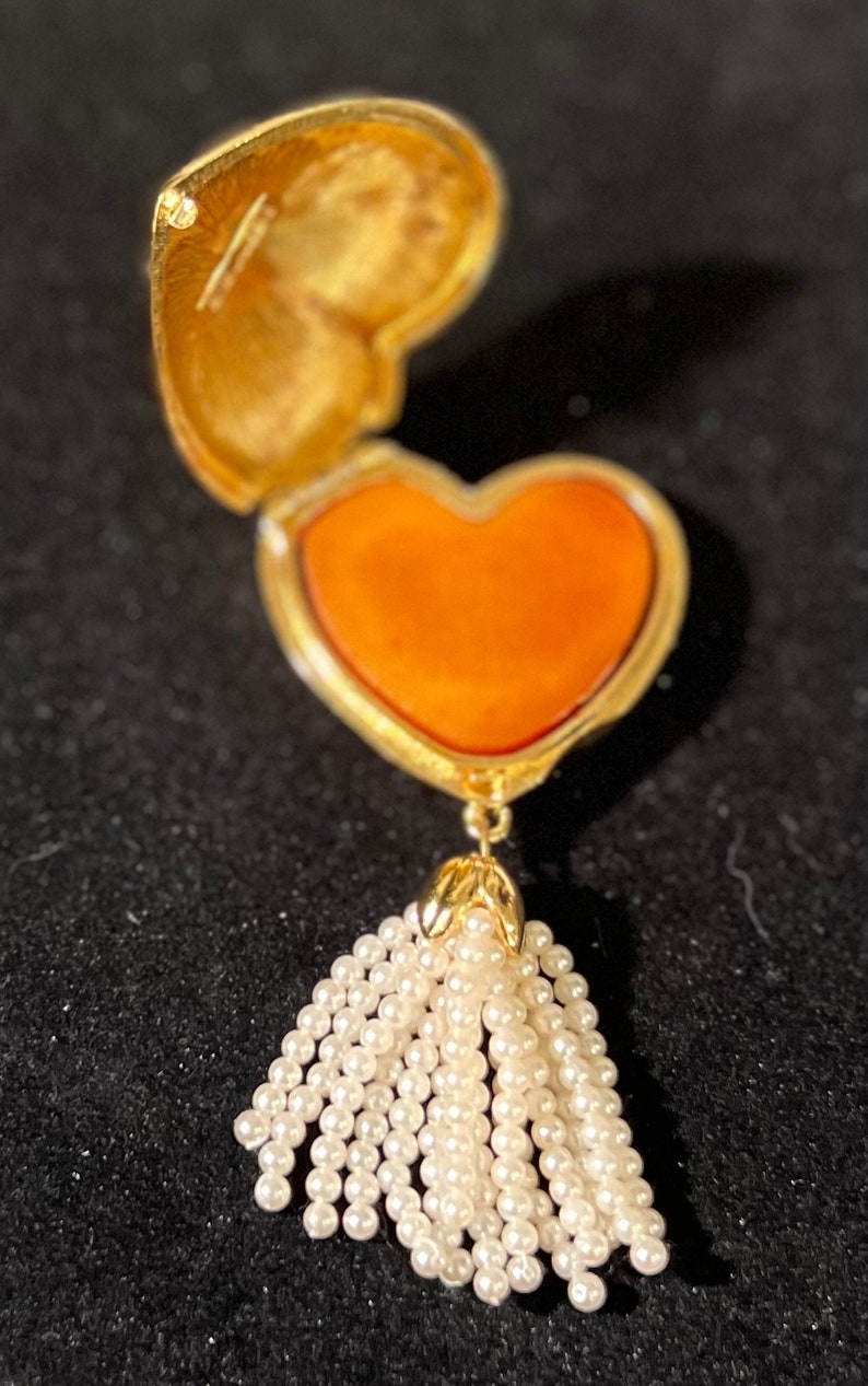 Coffret de parfum solide signé Estée Lauder vintage avec ton doré et pompon en perles synthétiques image 2