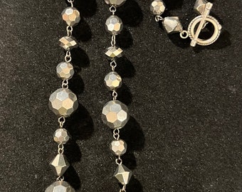 Collier vintage gris argenté et perles de verre facetté