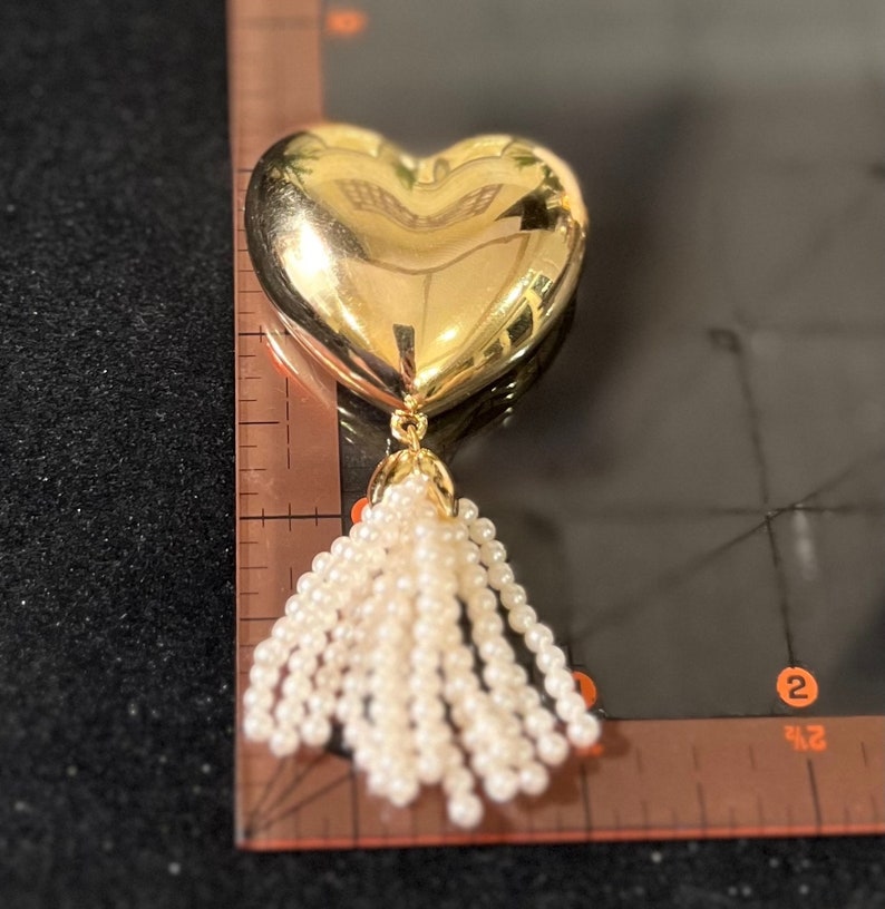 Coffret de parfum solide signé Estée Lauder vintage avec ton doré et pompon en perles synthétiques image 4