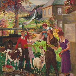 Puede incluir: Una familia se encuentra frente a una casa con un cartel que dice "County Fair Prizes". En la imagen se puede ver un coche, una cabra, una oveja, un perro y una cesta de manzanas.