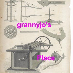 Puede incluir: Una ilustración en blanco y negro de una trilladora manual. La máquina está hecha de madera y metal y tiene una gran rueda que se utiliza para alimentar el mecanismo de trilla. La ilustración es de un libro sobre mecánica y está etiquetada como "Trilladora manual".