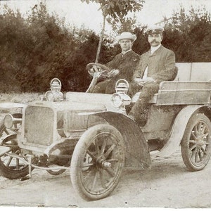 Photo d&#39;armoire automobile allemande de 1902 avec annotation manuscrite du constructeur