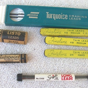 Może przedstawiać: Zestaw vintage'owych wkładów ołówkowych w różnych opakowaniach. Opakowania są oznaczone jako "Listo Leads", "Autopoina", "Fineline", "Turquoise Drawing Leads" i "Scripto Long Leads".
