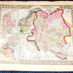 Könnte beinhalten: Eine antike Karte von Nordeuropa, die die Grenzen von Russland, Schweden und Norwegen zeigt. Die Karte ist in Schwarzweiß gedruckt mit farbigen Rändern und Markierungen. Die Karte ist von einem dekorativen Rahmen umgeben.