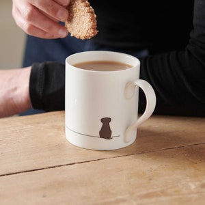 Sitzender Hund Becher, kleine feine Porzellan Tee oder Kaffeetasse, Labrador Schokolade Tasse, Welpen Tasse, Geschenk für Hundeliebhaber