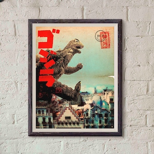 K&ouml;nnte beinhalten: Ein Vintage-Poster mit einem Godzilla-&auml;hnlichen Monster in einer Stadtkulisse. Das Poster hat einen verblassten, abgenutzten Look und zeigt japanischen Text, der "Gojira" lautet.