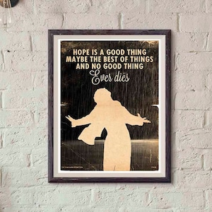 Może przedstawiać: Czarno-biały plakat w stylu vintage przedstawiający sylwetkę osoby z rozłożonymi ramionami. Tekst na plakacie brzmi: "Nadzieja to dobra rzecz, może najlepsza ze wszystkich rzeczy, i nic dobrego nigdy nie umiera."