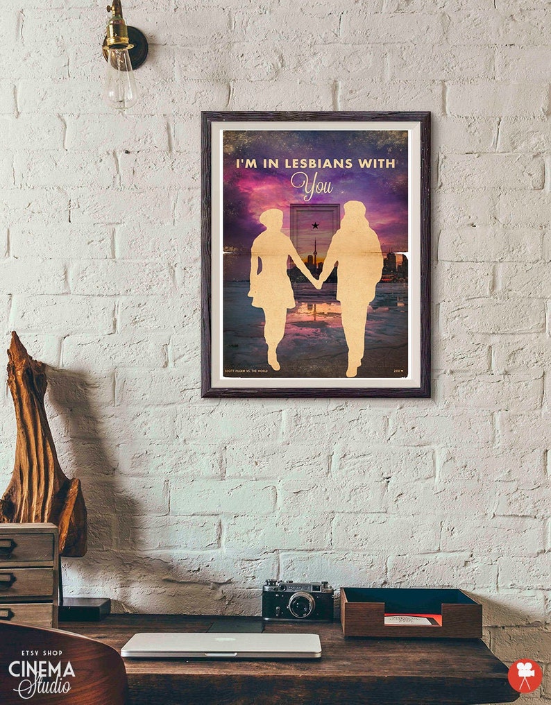 Puede incluir: Un p&oacute;ster enmarcado con un fondo de puesta de sol morado y rosa. El p&oacute;ster presenta dos siluetas de personas que se toman de la mano frente a una puerta con el texto "I'm in lesbians with you".