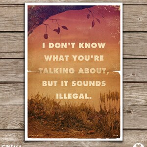 K&ouml;nnte beinhalten: Ein Vintage-Poster mit einem Zitat aus dem Film Fantastic Mr. Fox. Das Zitat lautet "Ich wei&szlig; nicht, wovon du sprichst, aber es klingt illegal." Das Poster hat einen verblassten, abgenutzten Look und zeigt eine Silhouette eines Baumes mit einem Apfel an einem Ast.