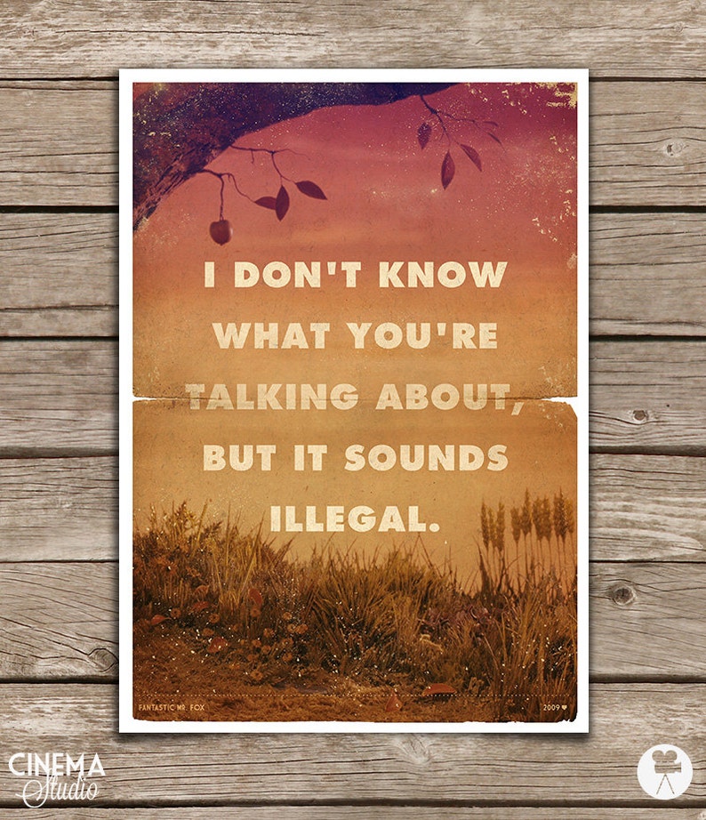 K&ouml;nnte beinhalten: Ein Vintage-Poster mit einem Zitat aus dem Film Fantastic Mr. Fox. Das Zitat lautet "Ich wei&szlig; nicht, wovon du sprichst, aber es klingt illegal." Das Poster hat einen verblassten, abgenutzten Look und zeigt eine Silhouette eines Baumes mit einem Apfel an einem Ast.
