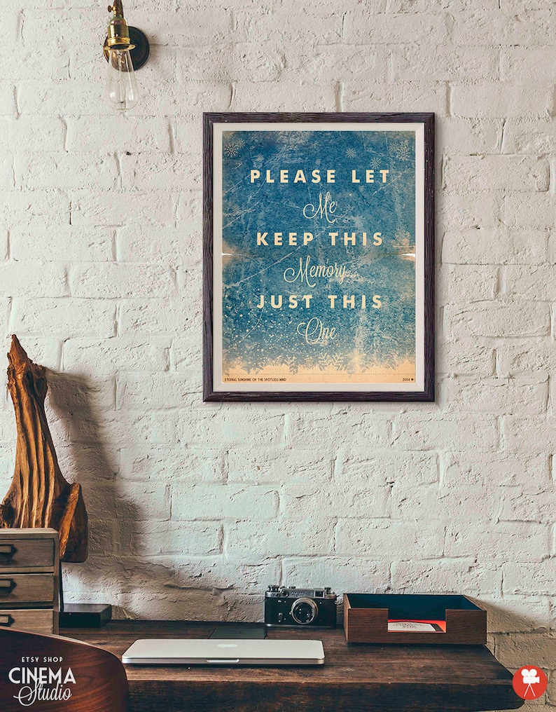 K&ouml;nnte beinhalten: Ein Vintage-Poster mit blauem Hintergrund und wei&szlig;em Text, der "Bitte lass mich diese Erinnerung nur diese eine behalten" lautet. Das Poster ist in einem dunklen Holzrahmen gerahmt und h&auml;ngt an einer wei&szlig;en Backsteinwand.