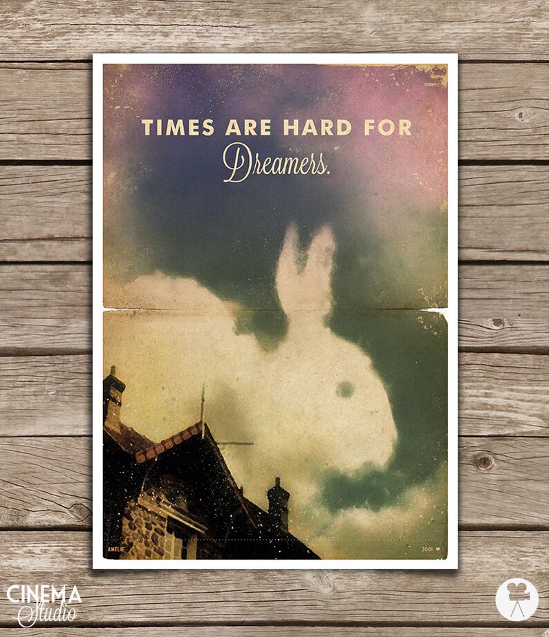 Puede incluir: Un p&oacute;ster de estilo vintage con un fondo descolorido y texturado. El p&oacute;ster presenta una nube blanca con forma de conejo en un cielo azul. El texto "TIMES ARE HARD FOR DREAMERS." est&aacute; impreso en una fuente dorada en la parte superior del p&oacute;ster.