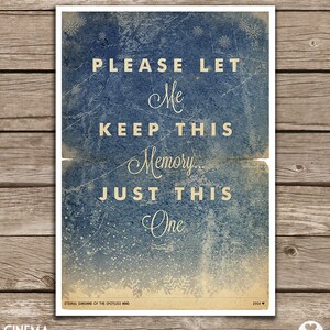 K&ouml;nnte beinhalten: Ein blaues und wei&szlig;es Vintage-Poster mit dem Text "PLEASE LET Me KEEP THIS Memory JUST THIS One" und dem Filmtitel "Eternal Sunshine of the Spotless Mind" mit dem Jahr 2004.
