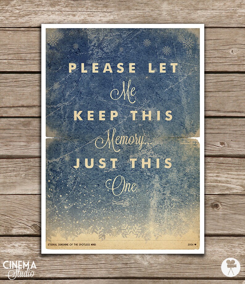 K&ouml;nnte beinhalten: Ein blaues und wei&szlig;es Vintage-Poster mit dem Text "PLEASE LET Me KEEP THIS Memory JUST THIS One" und dem Filmtitel "Eternal Sunshine of the Spotless Mind" mit dem Jahr 2004.