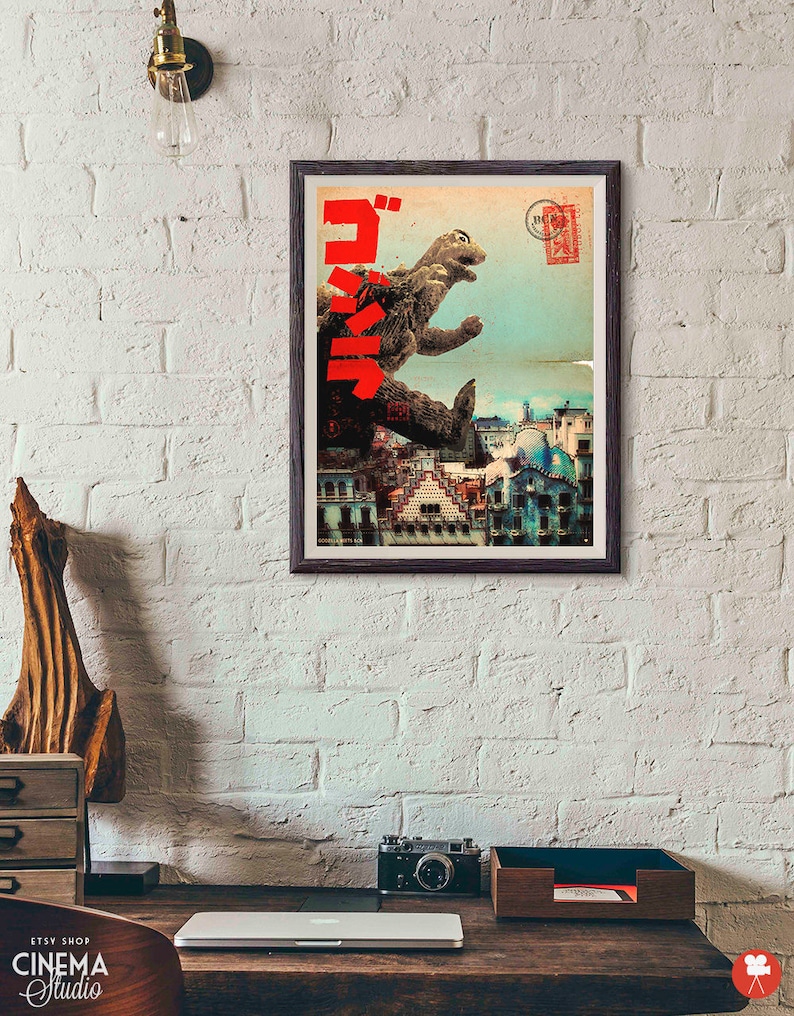 K&ouml;nnte beinhalten: Ein Vintage-Poster mit einem Godzilla-&auml;hnlichen Monster in einer Stadtkulisse. Das Poster hat einen verblassten, abgenutzten Look und zeigt japanischen Text, der "Gojira" lautet.