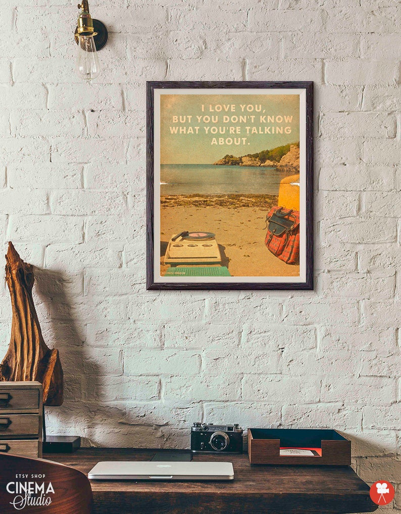 Puede incluir: Un p&oacute;ster de estilo vintage con una cita sobre el amor. El p&oacute;ster presenta una escena de playa con un tocadiscos y una mochila. El texto en el p&oacute;ster dice: "Te amo, pero no sabes de lo que est&aacute;s hablando."