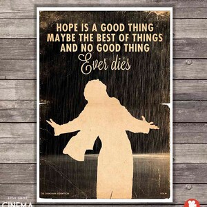 Może przedstawiać: Czarno-biały plakat z sylwetką osoby stojącej w deszczu. Plakat zawiera tekst "HOPE IS A GOOD THING MAYBE THE BEST OF THINGS AND NO GOOD THING Ever dies" oraz "THE SHAMSHANK REDEMPTION 1994".