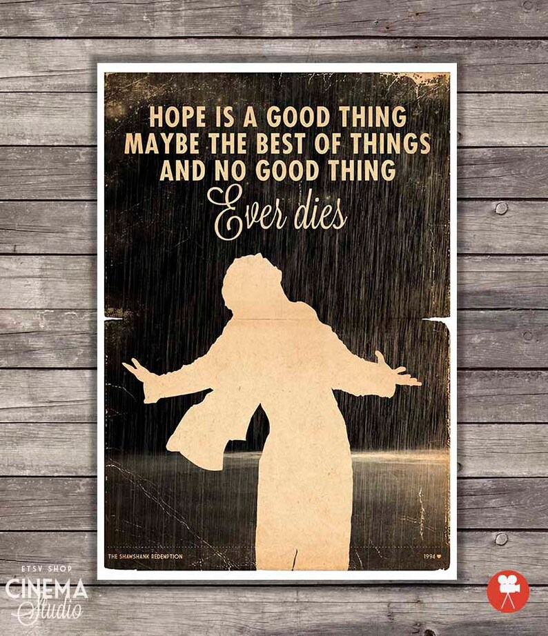 Może przedstawiać: Czarno-biały plakat z sylwetką osoby stojącej w deszczu. Plakat zawiera tekst "HOPE IS A GOOD THING MAYBE THE BEST OF THINGS AND NO GOOD THING Ever dies" oraz "THE SHAMSHANK REDEMPTION 1994".