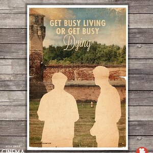 Może przedstawiać: Plakat w stylu vintage z wyblakłym tłem przedstawiające dwie sylwetki stojące przed ceglaną ścianą. Tekst na plakacie brzmi "Get Busy Living or Get Busy Dying".
