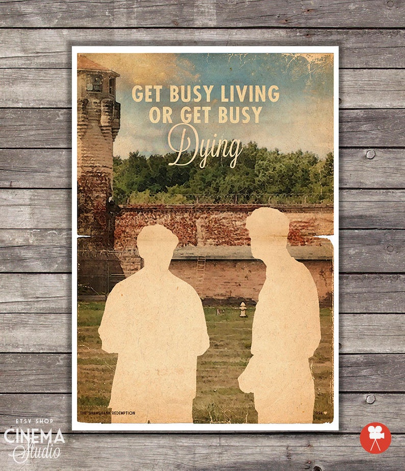 Może przedstawiać: Plakat w stylu vintage z wyblakłym tłem przedstawiające dwie sylwetki stojące przed ceglaną ścianą. Tekst na plakacie brzmi "Get Busy Living or Get Busy Dying".